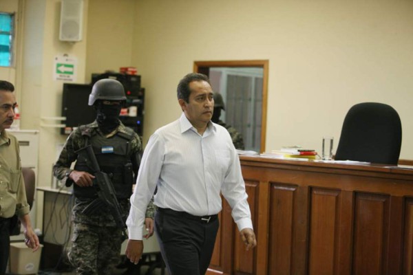 Resguardado por militares, Bertetty asistirá a funeral de su hijo