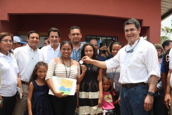 Empleados de maquila reciben las primeras viviendas sociales