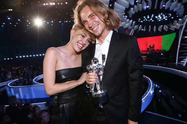 Amigo de Miley Cyrus se entrega a la policía