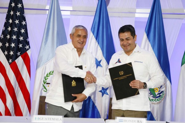 Histórico: Honduras y Guatemala firman para unir aduanas