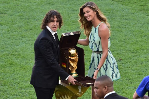 Puyol y Gisele Bündchen entrega el trofeo de campeón