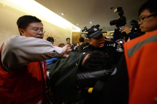 'No creemos que estén muertos', dicen familiares de víctimas del vuelo MH370