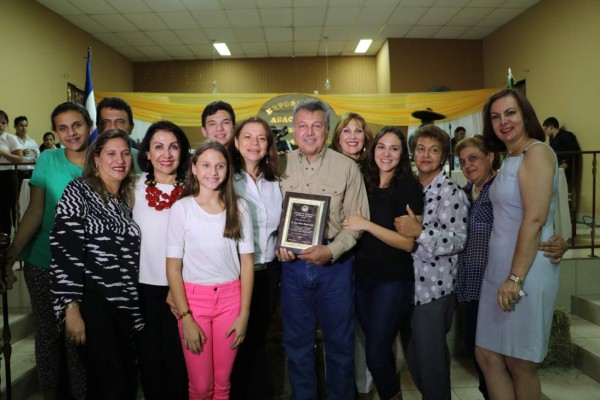 Ganaderos homenajean al productor Jorge Handal