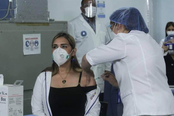 Diputados chavistas reciben vacunas antes que ancianos y personal de salud