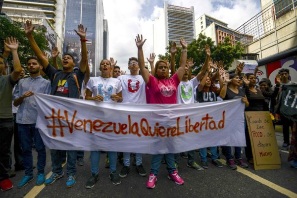 Jóvenes chavistas marcharon por Maduro y opositores por elecciones