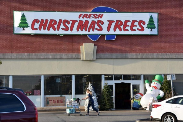ACOMPAÑA CRÓNICA: EEUU NAVIDAD. AME995. LOS ÁNGELES (CA, EE.UU.), 20/12/2018.- Fotografía de la salida de una tienda de la desaparecida juguetería Toys R US, el pasado domingo, 16 de diciembre de 2018, en Los Ángeles, California (EE.UU.). El coloso de los juguetes Toys R US quebró este año y en la primera Navidad en la que muchos estadounidenses extrañan no poder ir a la tienda a 'jugar antes de comprar'. EFE/Iván Mejía