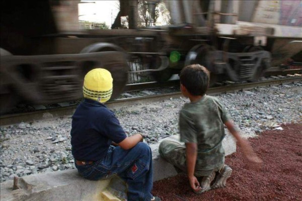 Órdenes de Trump ponen a niños centroamericanos entre la espada y el muro