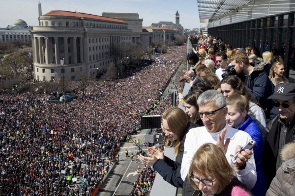 Miles de voces en Parkland piden al unísono: 'La hora del cambio es ahora'