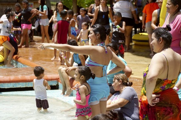 Hondureños abarrotan balnearios para conmemorar el Día del Niño