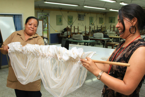 Centenares de mujeres listas para mercado de las 'micros”