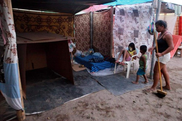 Suben a 587 los muertos en el terremoto de Ecuador  