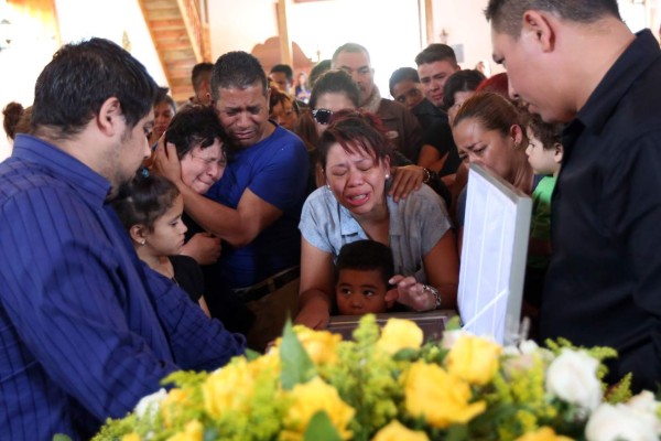 Entre lágrimas despiden a universitario asesinado