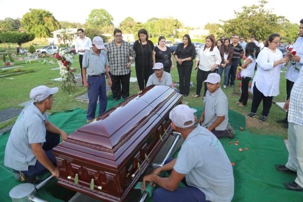 Con aplausos despiden al periodista Amílcar Santamaría