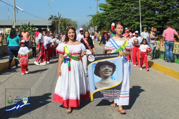 Civismo y colorido en desfiles patrios en Honduras