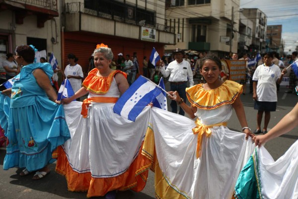 Desfilan por una Honduras alfabetizada