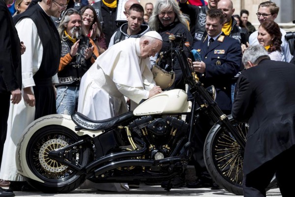 El Papa estampó su firma en una Harley Davidson y en camisetas de fútbol