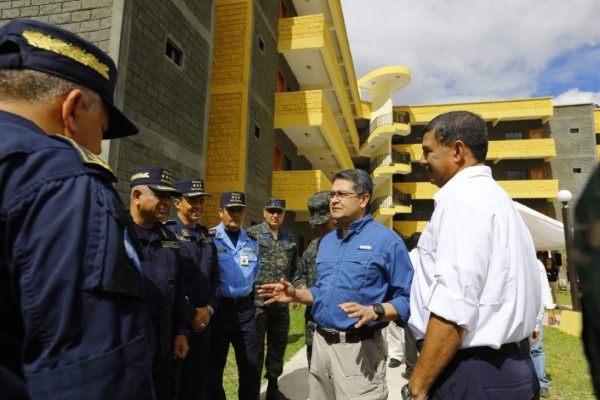 Presidente Hernández inaugura un complejo de viviendas para operadores de justicia