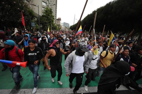 Unos 10,000 indígenas acampan en un parque de Quito en la víspera de una masiva marcha