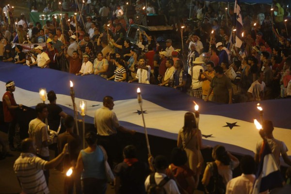 La oposición realiza marchas paralelas