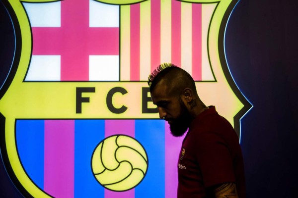 Arturo Vidal supera las pruebas médicas y firma contrato con el FC Barcelona