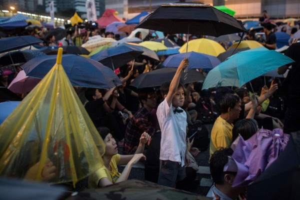 Pro-democracy activists hold up LED lit letters which read 'Free HK' while forming a human chain on Lion Rock in Hong Kong on September 13, 2019. - Thousands of Hong Kong pro-democracy activists used torches, lanterns and laser pens to light up two of the city's best-known hillsides on September 13 night in an eye-catching protest alongside an annual festival. The evening of September 13 marks the start of the mid-autumn festival, one of the most important dates in the Chinese calendar, and is traditionally a time for thanksgiving, spending time with family and praying for good fortune. (Photo by Anthony WALLACE / AFP)