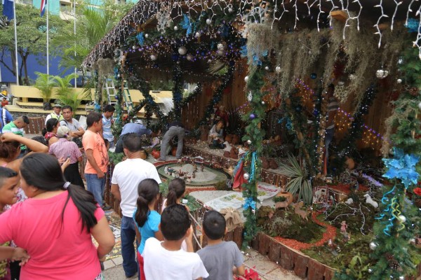 Habrá desfile de carrozas y pista de patinaje sobre hielo