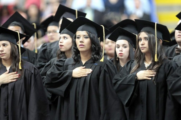 En medio de crisis la Unah gradúa a 695 profesionales