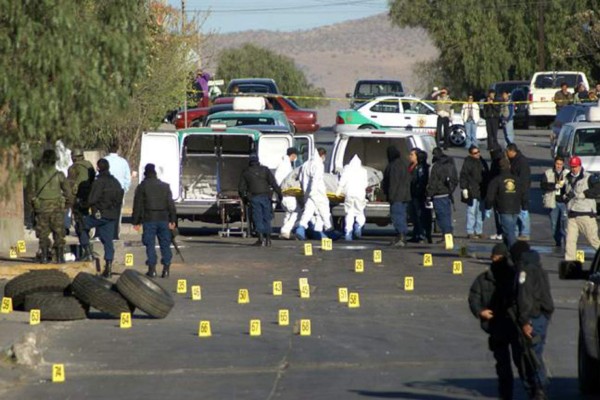 Hallan cinco cadáveres con huellas de tortura en carretera mexicana  