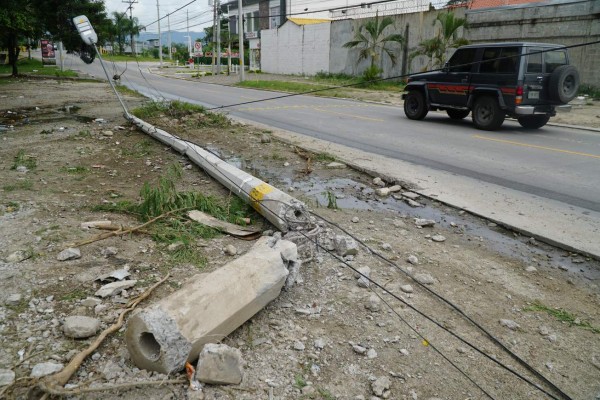 Dos heridos, poste derribado y otros daños deja accidente