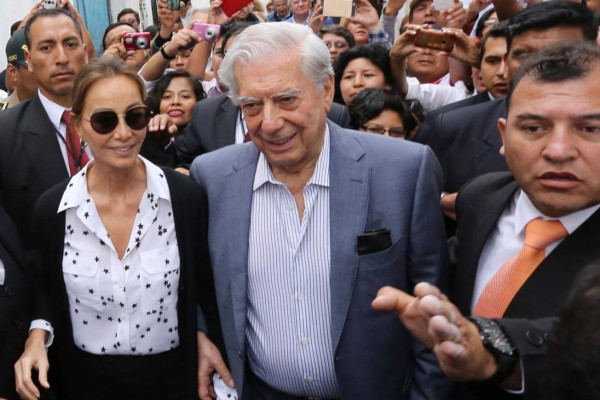 Vargas Llosa celebra sus 81 años con Isabel Preysler y dona libros en Perú&nbsp;&nbsp;