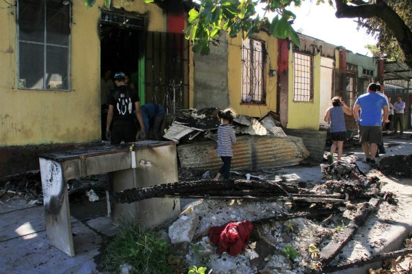 Incendio deja en la calle a cuatro familias en barrio Barandillas