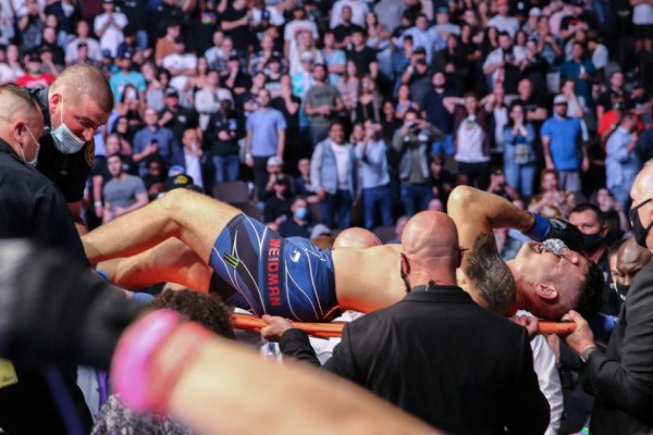 Peleador Chris Weidman sufre terrible fractura tras aplicar patada en el UFC 261