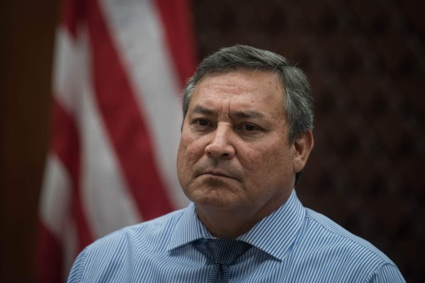 Gobernador de Guam a favor de dar 'puñetazo en la naríz' a Kim Jong-un