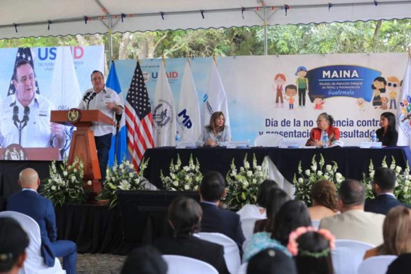 La manera 'insólita' en la que el presidente de Guatemala confirmó la llegada del coronavirus