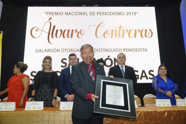 'Debemos luchar por un periodismo responsable': Salomón Salguero al recibir el Álvaro Contreras