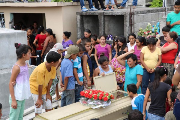 Reclaman justicia en sepelio de joven hondureña que 'resucitó'
