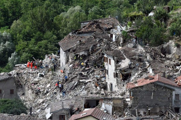 Más de 150 muertos y 368 heridos se contabilizan tras terremoto en Italia