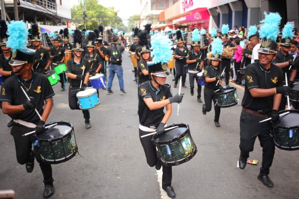 Derroche de cultura y belleza en desfiles en San Pedro Sula