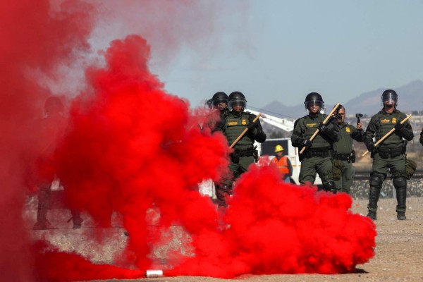 U.S. Border Patrol agents conduct a training exercise in the Anapra area, in front of the wall that divides Sunland Park, New Mexico, US, from Mexico, as seen from Ciudad Juarez, Chihuahua state, on January 31, 2020. (Photo by Herika Martinez / AFP)