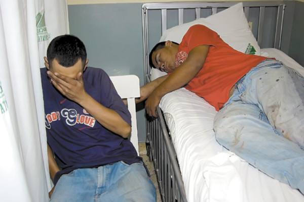 Bus con 35 personas cae en abismo: un muerto