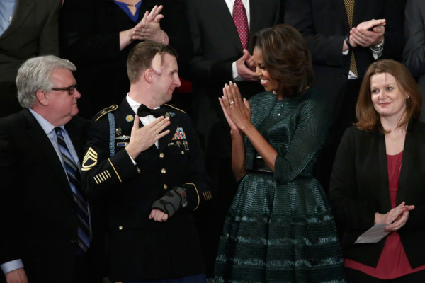 Michelle Obama sorprende con un conjunto verde oscuro que le cubre los brazos