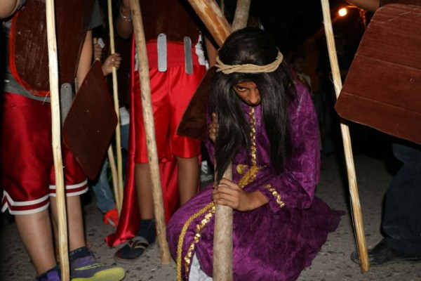Niños reviven la crucificción de Jesús