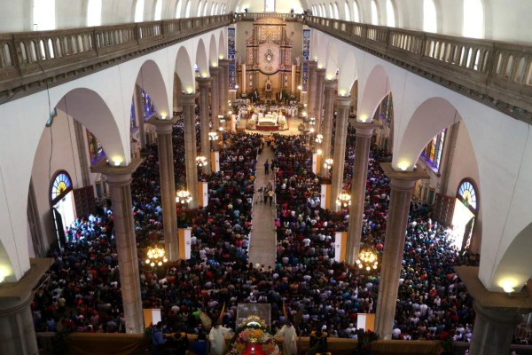 Peregrinos agradecen a la Virgen por sus milagros