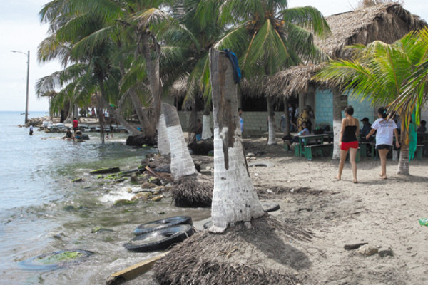 El mar le sigue quitando terreno a playas en Omoa