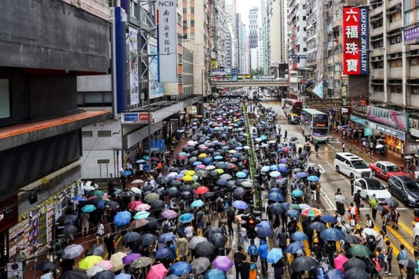 La lluvia y la prohibición policial no evitan una nueva marcha masiva en Hong Kong