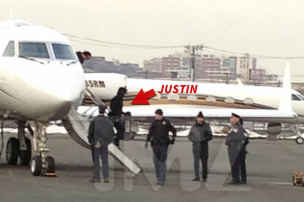 Justin Bieber y su padre fumaron marihuana en avión