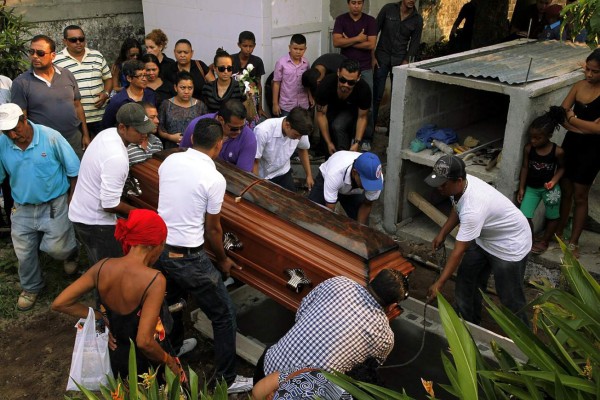 Emotiva despedida a piloto fallecido en accidente aéreo en Honduras