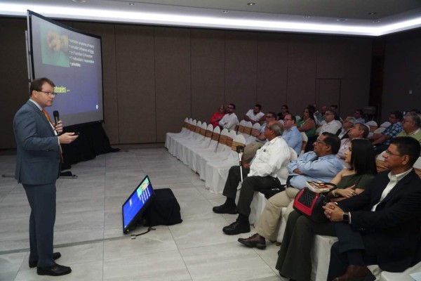 Especialistas de EEUU evalúan a 35 pacientes para operarlos