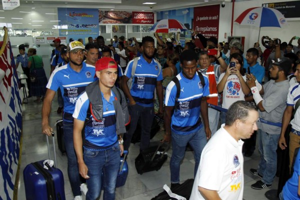 Con cánticos reciben al Olimpia tras humillar al Plaza Amador de Panamá