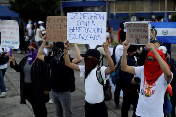 Salvadoreños protestan contra fallo que habilita reelección de Bukele
